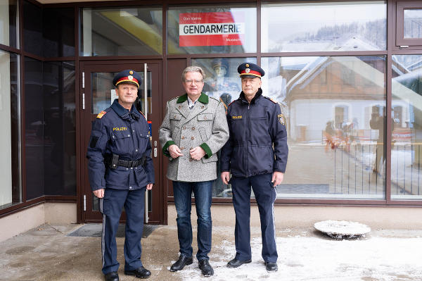  LH Christopher Drexler mit dem Kommandant der PI Schladming, Gerhard Pitzer und Bezirkspolizeikommandant Siegmund Schnabl © Land Steiermark