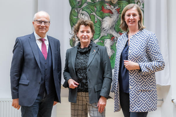 Die Regierungsmitglieder Hans Seitinger, Ursula Lackner und Barbara Eibinger-Miedl (v.l.) stellten das „Sachprogramm Erneuerbare Energie - Solarenergie“ vor. © Land Steiermark/Robert Binder; Verwendung bei Quellenangabe honorarfrei