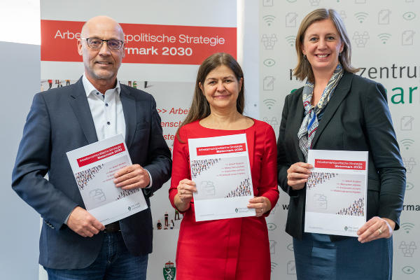 AMS-Geschäftsführer Karl-Heinz Snobe, Soziallandesrätin Doris Kampus und Wirtschaftslandesrätin Barbara Eibinger-Miedl (v.l.) präsentierten am Donnerstag die Arbeitsmarktpolitische Strategie Steiermark 2030 und ein erstes Maßnahmenpaket für 2023. © Land Steiermark/Robert Binder; Verwendung bei Quellenangabe honorarfrei