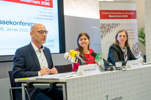 AMS-Geschäftsführer Karl-Heinz Snobe, Soziallandesrätin Doris Kampus und Wirtschaftslandesrätin Barbara Eibinger-Miedl (v.l.) bei der Pressekonferenz im Medienzentrum Steiermark. © Land Steiermark/Robert Binder; Verwendung bei Quellenangabe honorarfrei