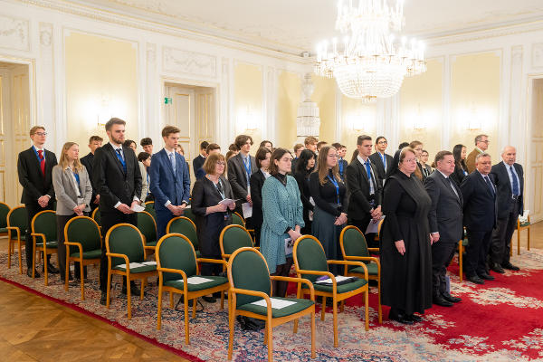 LR Werner Amon mit politisch interessierten jungen Menschen im Weißen Saal der Grazer Burg.  © Foto: Land Steiermark/Binder; bei Quellanangabe honorarfrei