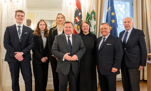 Europäisches Jugendparlament in Graz: Europalandesrat Werner Amon mit Teilnehmern und Veranstaltern sowie dem ehemaligen Notenbankchef Ewald Nowotny (7.v.r.) © Foto: Land Steiermark/Binder; bei Quellanangabe honorarfrei