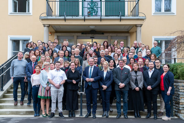 LH Christopher Drexler mit den Mitarbeiterinnen und Mitarbeitern der BH Südoststeiermark. © Land Steiermark/Robert Binder; Verwendung bei Quellenangabe honorarfrei