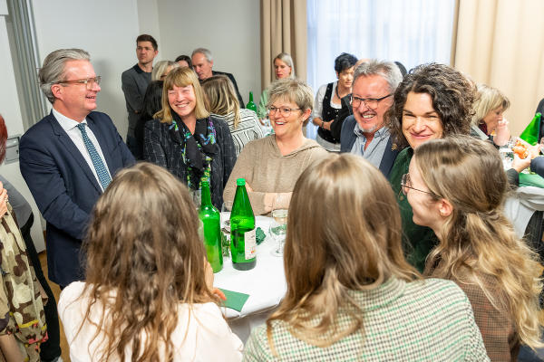 LH Christopher Drexler im Gespräch mit den BH-Mitarbeiterinnen und -Mitarbeitern. © Land Steiermark/Robert Binder; Verwendung bei Quellenangabe honorarfrei