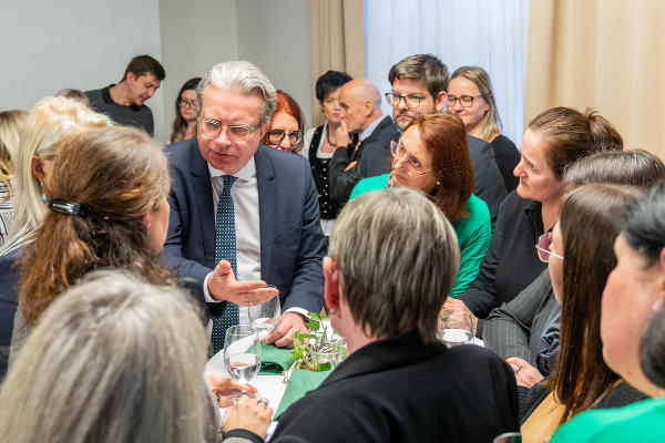 LH Christopher Drexler im Gespräch an der BH Südoststeiermark. © Land Steiermark/Robert Binder; Verwendung bei Quellenangabe honorarfrei