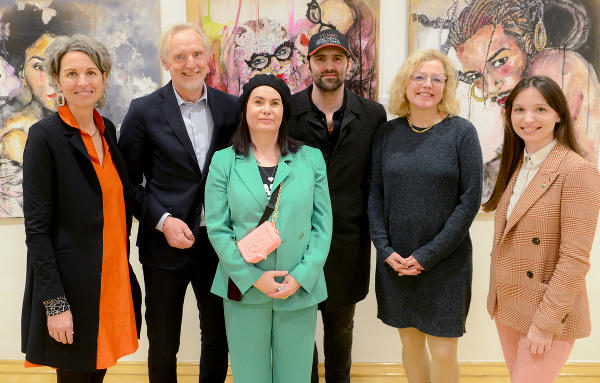 Eröffneten gemeinsam die neue Ausstellung: Anna Thaller, Stadtrat Günter Riegler, Diana Deu, STUARD, Antje Hochholdinger und Anna Robosch (v.l.) © Foto: Bildungshaus St. Martin; bei Quellenangabe honorarfrei