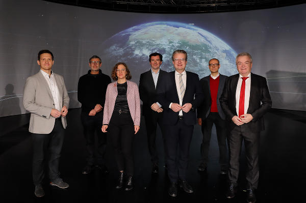 Marko Mele (wissenschaftlicher Direktor UMJ), Gerhard Mitterberger (Architekturplaner), Astrid Kury (Kuratorin mobiler Pavillon), Alexander Kada (Idee, Konzept, mobiler Pavillon), Landeshauptmann Christopher Drexler, Luca Fossati (stv. Dir. IWF) und Landeshauptmann-Stellvertreter Anton Lang (v.l.) © Universalmuseum Joanneum/J.J. Kucek