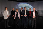 Marko Mele (wissenschaftlicher Direktor UMJ), Gerhard Mitterberger (Architekturplaner), Astrid Kury (Kuratorin mobiler Pavillon), Alexander Kada (Idee, Konzept, mobiler Pavillon), Landeshauptmann Christopher Drexler, Luca Fossati (stv. Dir. IWF) und Landeshauptmann-Stellvertreter Anton Lang (v.l.) © Universalmuseum Joanneum/J.J. Kucek Marko Mele (wissenschaftlicher Direktor UMJ), Gerhard Mitterberger (Architekturplaner), Astrid Kury (Kuratorin mobiler Pavillon), Alexander Kada (Idee, Konzept, mobiler Pavillon), Landeshauptmann Christopher Drexler, Luca Fossati (stv. Dir. IWF) und Landeshauptmann-Stellvertreter Anton Lang (v.l.)