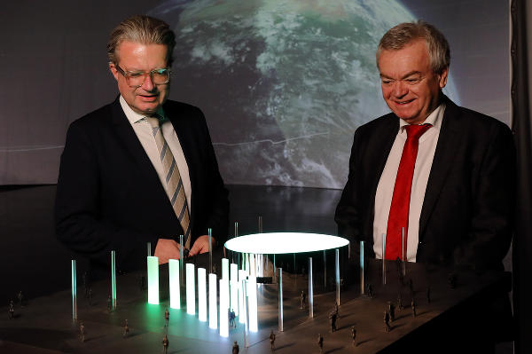 Landeshauptmann Christopher Drexler und Landeshauptmann-Stellvertreter Anton Lang bei der Präsentation des mobilen Pavillons zur STEIERMARK SCHAU 2023. © Universalmuseum Joanneum/J.J. Kucek