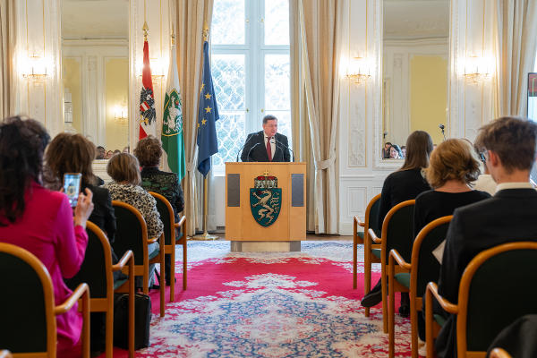 Landesrat Werner Amon zeichnete Preisträgerinnen und Preisträger aus zehn steirischen Schulen mit dem FairYoungStyria-Preis für globales Lernen 2022 aus. © Land Steiermark/Binder; bei Quellenangabe honorarfrei