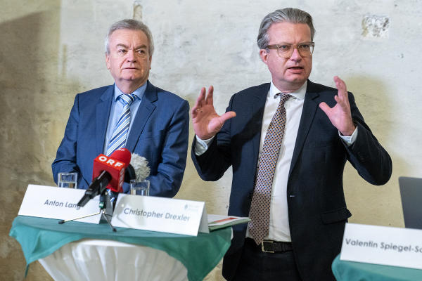 LH-Stv. Anton Lang und LH Christopher Drexler (v.l.) bei der Pressekonferenz zum Ergebnis des Architekturwettbewerbs. © Land Steiermark/Robert Binder; Verwendung bei Quellenangabe honorarfrei