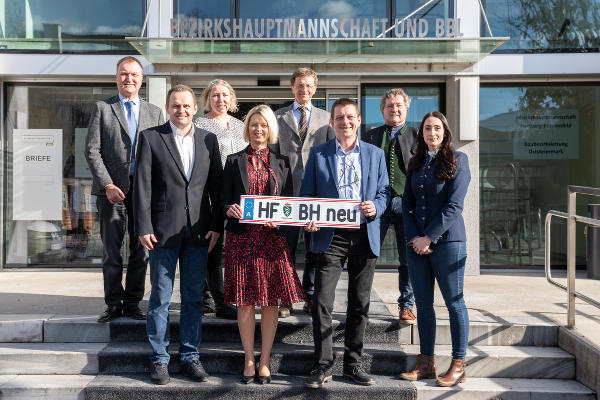 Das neue Führungsteam der BH Hartberg-Fürstenfeld rund um Bezirkshauptfrau Kerstin Raith-Schweighofer. © Land Steiermark/Robert Binder; Verwendung bei Quellenangabe honorarfrei