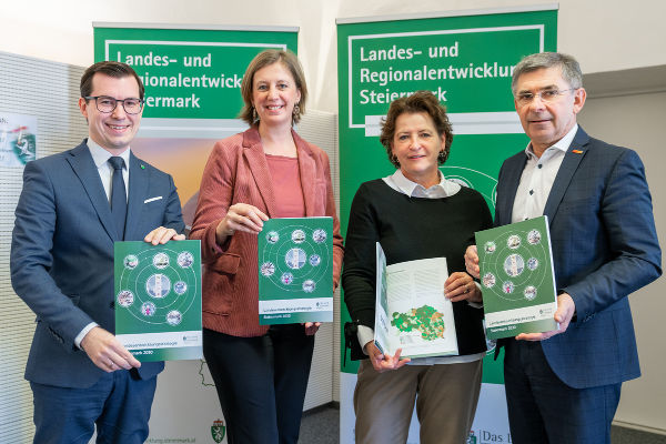 Präsentation der Landesentwicklungsstrategie Steiermark 2030: LAbg. Stefan Hofer, LR Barbara Eibinger-Miedl, LR Ursula Lackner und LAbg. Franz Fartek (v.l.) © Land Steiermark/Binder; bei Quellenangabe honorarfrei