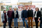 Projektverantwortliche Christine Klug (3.v.l.) mit dem Siegerteam des Architekturwettbewerbs bei der Ausstellungseröffnung im Registraturtrakt der Grazer Burg.
