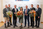 Die Arbeitsgemeinschaft der Gärtnerinnen und Gärntner sowie Floristinnen und Floristen mit Blumenkönigin Verena I. (M.) zu Gast bei LH Christopher Drexler und LH-Stv. Anton Lang. © LandSteiermark/Binder, bei Quellenangabe honorarfrei Die Arbeitsgemeinschaft der Gärtnerinnen und Gärntner sowie Floristinnen und Floristen mit Blumenkönigin Verena I. (M.) zu Gast bei LH Christopher Drexler und LH-Stv. Anton Lang.