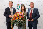 LH Christopher Drexler, Blumenkönigin Verena I. und LH-Stv.-Anton Lang (v.l.). © LandSteiermark/Binder, bei Quellenangabe honorarfrei LH Christopher Drexler, Blumenkönigin Verena I. und LH-Stv.-Anton Lang (v.l.).