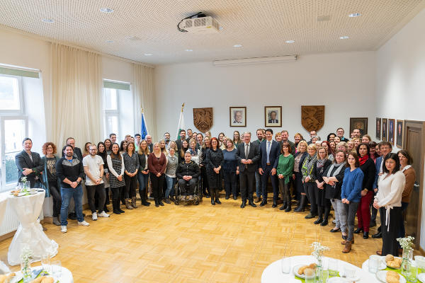 LH Christopher Drexler mit den Mitarbeiterinnen und Mitarbeiter der BH Leoben  © Land Steiermark/Robert Binder; Verwendung bei Quellenangabe honorarfrei