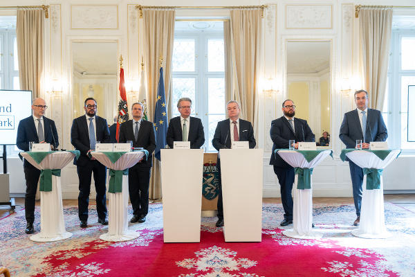 Pressekonferenz im Weißen Saal der Grazer Burg zum Kauf der Anteile an der Energie Steiermark: Peter Pilz (BDO Österreich), Martin Schiefer (Schiefer Rechtsanwälte), Peter Csoklich (DSC Doralt Seist Csoklich Rechtsanwälte), LH Christopher Drexler, LH-Stv. Anton Lang, Finanzabteilungsleiter Peter Ebner und Marcus Bartl (BDO Österreich) (v.l.). © Land Steiermark/Robert Binder; Verwendung bei Quellenangabe honorarfrei