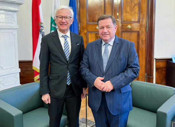 Landesrat Werner Amon (r.) mit dem ukrainischen Honorarkonsul Fritz Möstl (l.). © Land Steiermark; Verwendung bei Quellenangabe honorarfrei