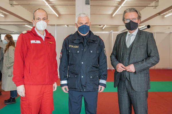März 2022: Rotes Kreuz, Polizei und Land Steiermark stellten gemeinsam mit Partnern den Betrieb im Ankunftszentrum sicher, Landesrettungskommandant Peter Hansak, Landespolizeidirektor-Stv. Alexander Gaisch und der damalige Landesrat Christopher Drexler überzeugten sich vor Ort. © Land Steiermark/Robert Binder; Verwendung bei Quellenangabe honorarfrei