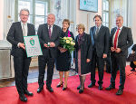 Ehrenring des Landes Steiermark für LH.a.D. Hermann Schützenhöfer: LH Christopher Drexler, LH a.D. Hermann Schützenhöfer mit Gattin Marianne, LH a.D. Waltraud Klasnic, LH a.D. Franz Voves und LH-Stv. Anton Lang (v.l.). © Land Steiermark/Binder; bei Quellenangabe honorarfrei