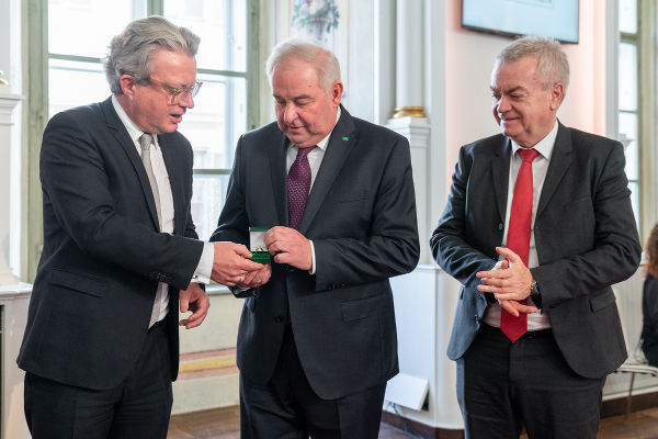 Feierliche Überreichung: Drexler, Schützenhöfer, Lang (v.l.) © Land Steiermark/Binder; bei Quellenangabe honorarfrei