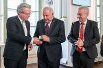 Feierliche Überreichung: Drexler, Schützenhöfer, Lang (v.l.) © Land Steiermark/Binder; bei Quellenangabe honorarfrei Feierliche Überreichung: Drexler, Schützenhöfer, Lang (v.l.)