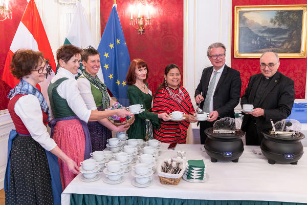 Landeshauptmann Christopher Drexler (6.v.l.), Diözesanbischof Wilhelm Krautwaschl (r.) mit der Vorsitzenden der Katholischen Frauenbewegung Lydia Lieskonig (4.v.l.) und der philippinischen Projektmitarbeiterin Glorie Seno (5.v.l.) © Land Steiermark/Binder; bei Quellenangabe honorarfrei