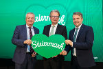 Landeshauptmann-Stellvertreter Anton Lang, Landeshauptmann Christopher Drexler und STG-Geschäftsführer Michael Feiertag bei der Dachmarkenpräsentation am Flughafen Graz-Thalerhof. © Steiermark Tourismus/Harry Schiffer