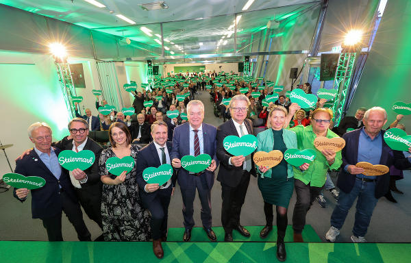 Die Agenturchefs Gerd Babits und Mario Strasser, Grafikerin Mimi Boyer, STG-GF Michael Feiertag, LH-Stv. Anton Lang, LH Christopher Drexler, Botschafter mit Herz Claudia Rossbacher, Ewald Pfleger und Helmut Marko (v.l.) © Steiermark Tourismus/Harry Schiffer