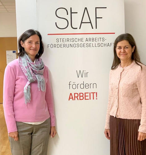 Soziallandesrätin Doris Kampus (r.) und Regina Geiger (l.), StAF-Geschäftsführerin und Leiterin der Schuldnerberatung: „Professionelle und kostenlose Hilfe durch die Schuldnerberatung Steiermark. Zehn Prozent mehr Erstkontakte zu Jahresbeginn.“ © Land Steiermark; Verwendung bei Quellenangabe honorarfrei