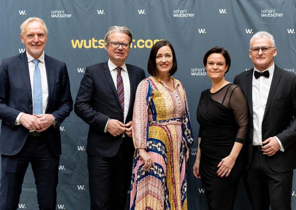 Stadtrat Günter Riegler und Landeshauptmann Christopher Drexler mit Gattin Iris (v.l.) gratulierten Fritz Wutscher (r.) mit Gattin Angela zur Überreichung des steirischen Landeswappens. © sehen!wutscher/Benjamin Koglbauer; bei Quellenangabe honorarfrei