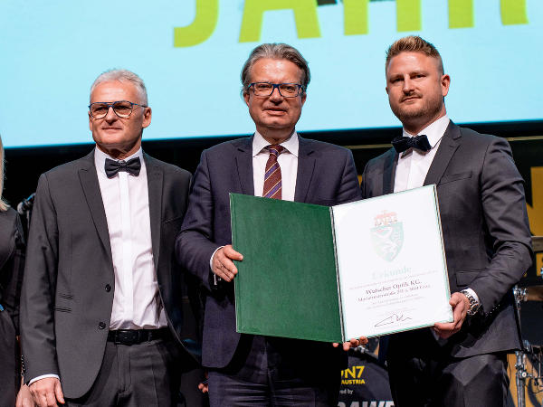 Landeshauptmann Christopher Drexler (M.) überreichte Fritz Wutscher sen. und Fritz Wutscher jun. das steirischer Landeswappen. © sehen!wutscher/Benjamin Koglbauer; bei Quellenangabe honorarfrei