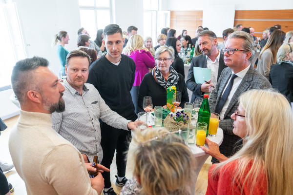 Besuch an der BH Deutschlandsberg: LH Christopher Drexler im Gespräch mit Bediensteten der Bezirkshauptmannschaft © Land Steiermark/Robert Binder; Verwendung bei Quellenangabe honorarfrei