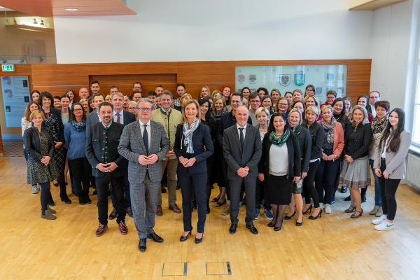 LH Christopher Drexler mit den Mitarbeiterinnen und Mitarbeitern der BH Deutschlandsberg © Land Steiermark/Robert Binder; Verwendung bei Quellenangabe honorarfrei