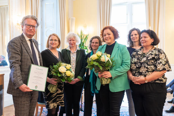 LH Christopher Drexler mit dem Team von "Steiermark hilft": Ulrike Krawagna, Claudia Gigler, Konstanze Walter, Cornelia Schweiner, Alexandra Kaufmann und Nicola Baloch (v.l.) © Foto: Land Steiermark/Binder; bei Quellanangabe honorarfrei