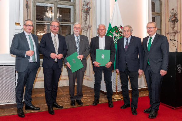 Großer Josef Krainer-Preis 2023: Clemens Jaufer, LH Christopher Drexler, Helmut Konrad, Helmut Marko, Gedenkwerk-Obmann Gerald Schöpfer, Gedenkwerk-Geschäftsführer Klaus Poier (v.l.) © Land Steiermark/ Binder