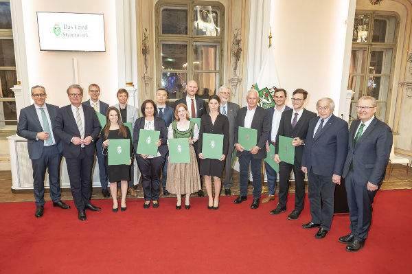 Gruppenbild mit allen Preisträgerinnen und Preisträgern der diesjährigen Verleihung. © Fischer/ Land Steiermark
