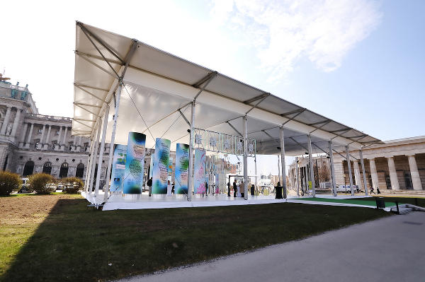 Der mobile Pavillon der STEIERMARK SCHAU ist bis zum 3. April am Wiener Heldenplatz zu Gast. © Universalmuseum Joanneum/J.J. Kucek