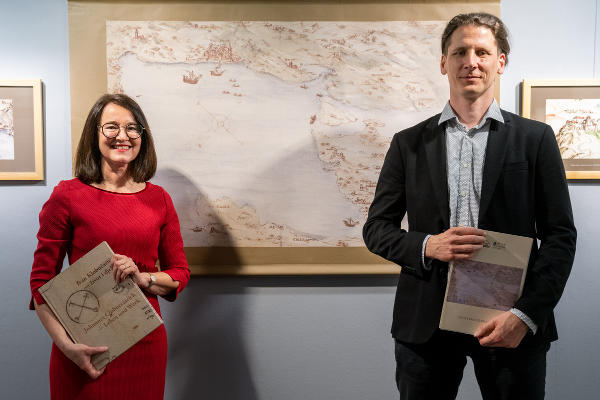 Elisabeth Schöggl-Ernst (Steiermärkisches Landesarchiv) und Markus Leideck (Staatsarchiv Rijeka) präsentieren das Leben und Werk von Johannes Clobucciarich in einer Ausstellung und in einem Buch. © Land Steiermark/Robert Binder; Verwendung bei Quellenangabe honorarfrei