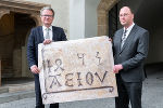 Landeshauptmann Christopher Drexler (l.) gratuliert dem deutschen Historiker Konstantin Moritz Langmaier (r.), der den Sinn hinter dem „A.E.I.O.U.“-Schriftzug von Kaiser Friedrichs III. entschlüsselt hat. © Land Steiermark/Robert Binder; Verwendung bei Quellenangabe honorarfrei