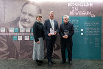 Bibliotheksleiterin Katharina Kocher-Lichem, Landeshauptmann Christopher Drexler und der steirische Schauspieler Johannes Silberschneider (v.l.) eröffneten die Ausstellung „Rosegger in Bewegung″.