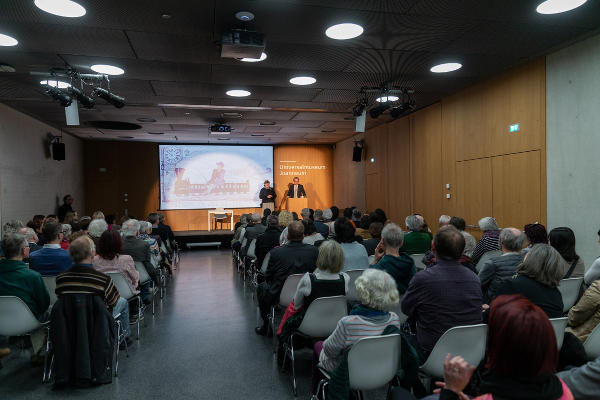 Im Auditorium der Steiermärkischen Landesbibliothek wurde die Ausstellung, die bis Jahresende in der Steiermärkischen Landesbibliothek zu sehen ist, eröffnet. © Land Steiermark/Binder; bei Quellenangabe honorarfrei