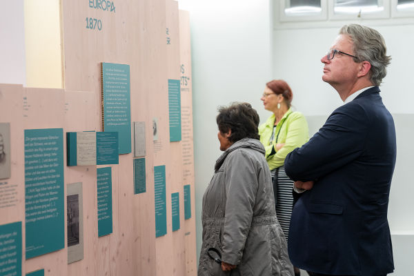 LH Christopher Drexler bei der Eröffnung der Ausstellung, die nicht nur die Texte Peter Roseggers in den Mittelpunkt stellt, sondern auch Briefe aus aller Welt an den steirischen Schriftsteller. © Land Steiermark/Binder; bei Quellenangabe honorarfrei