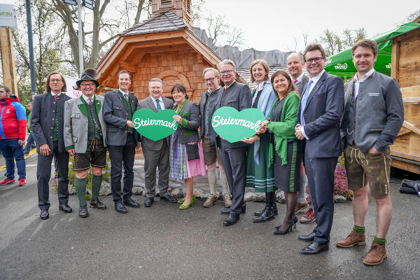 Bürgermeister Michael Ludwig, Landtagspräsidentin Manuela Khom, Landeshauptmann Christopher Drexler, Landesrätin Barbara Eibinger-Miedl, Landesrätin Doris Kampus, Bundesminister Martin Polaschek mit Vertretern der Tourismusregion Schladming-Dachstein vor dem „Friedenskircherl“ © STG/Streibl; bei Quellenangabe honorarfrei