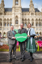Bürgermeister Michael Ludwig, Landeshauptmann Christopher Drexler, Landesrätin Barbara Eibinger-Miedl vor dem Wiener Rathaus