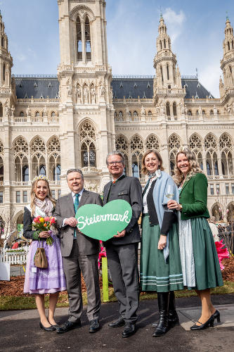 Narzissenkönigin Lisa, Bürgermeister Michael Ludwig, Landeshauptmann Christopher Drexler, Landesrätin Barbara Eibinger-Miedl, Weinhoheit Katrin © STG/Streibl; bei Quellenangabe honorarfrei