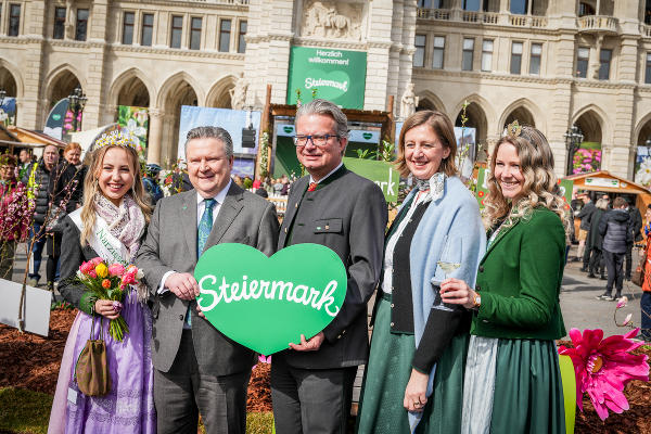 Narzissenkönigin Lisa, Bürgermeister Michael Ludwig, Landeshauptmann Christopher Drexler, Landesrätin Barbara Eibinger-Miedl, Weinhoheit Katrin © STG/Streibl; bei Quellenangabe honorarfrei