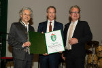 Landeshauptmann Christopher Drexler (r.) überreichte Geschäftsführer Christian Wohlmuth und Aufsichtsratsvorsitzendem Bgm. Fritz Kratzer (v.l.) von den Stadtwerken Kapfenberg das steirische Landeswappen.
