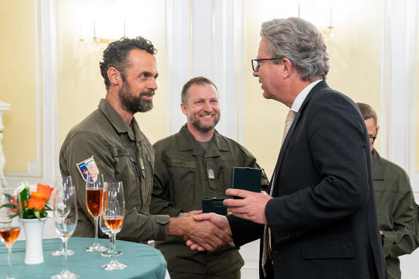 LH Christopher Drexler dankte den Soldaten für ihren Einsatz im Katastrophengebiet. © Land Steiermark/Robert Binder; Verwendung bei Quellenangabe honorarfrei